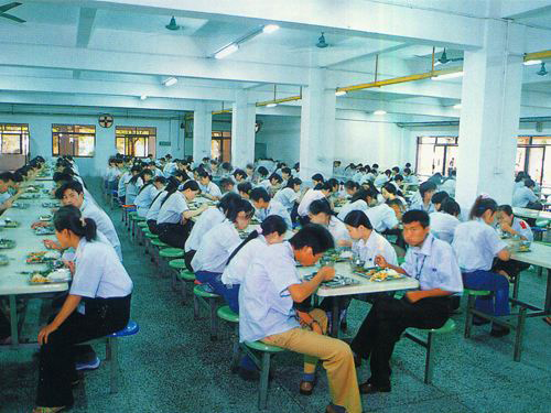 廣東餐飲公司 工廠食堂承包與員工飯?zhí)霉芾淼膶I(yè)之路